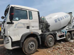4-Axle 12-cubic-meter HOWO Chassis Concrete Mixer Truck