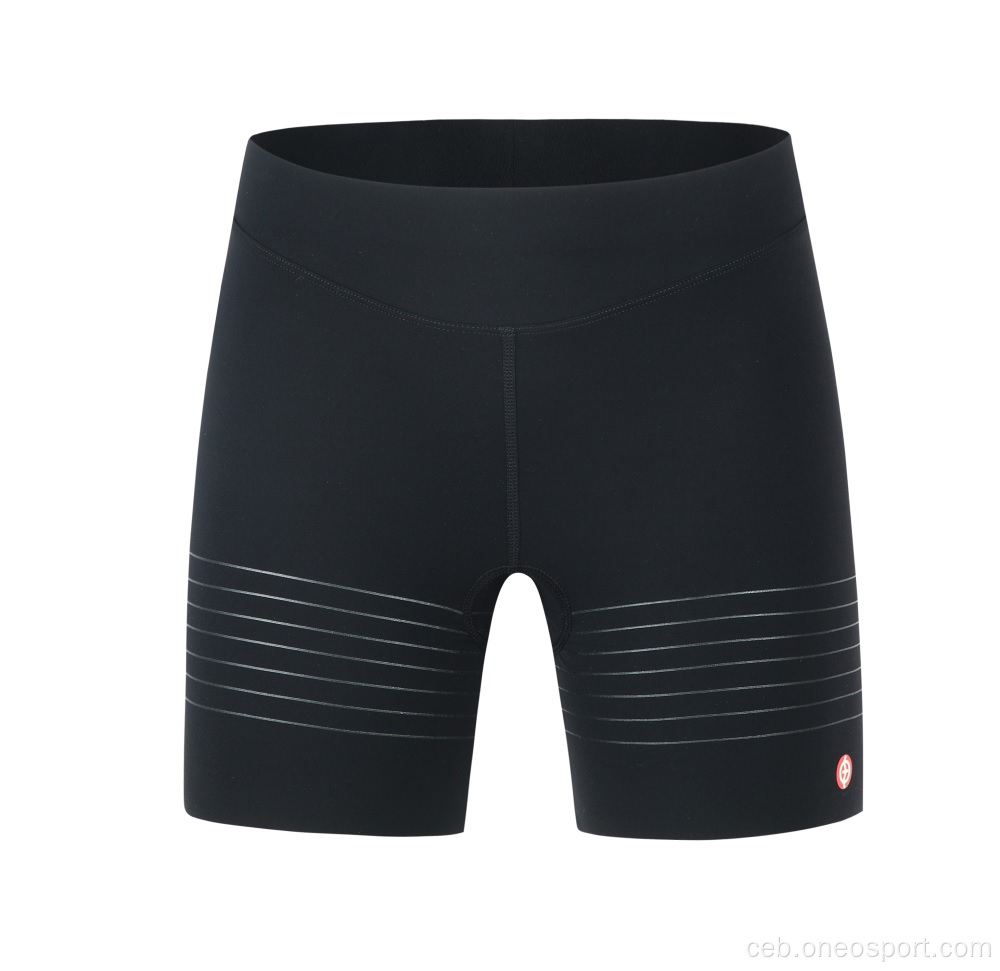 Ang mga babaye nga nagbisikleta sa underwear nga adunay mga shorts shorts sa pads
