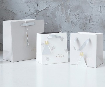 Different size white paper bag with handle