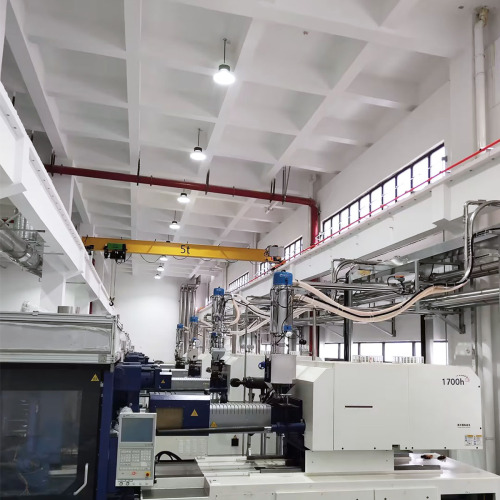 Sistem pemberian makan material plastik efisiensi tinggi otomatis