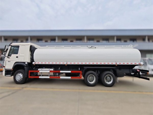 Efficient HOWO 6x4 400HP Oil Tank Truck with 25000L Capacity