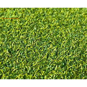 Зеленый коврик для гольфа с искусственным покрытием