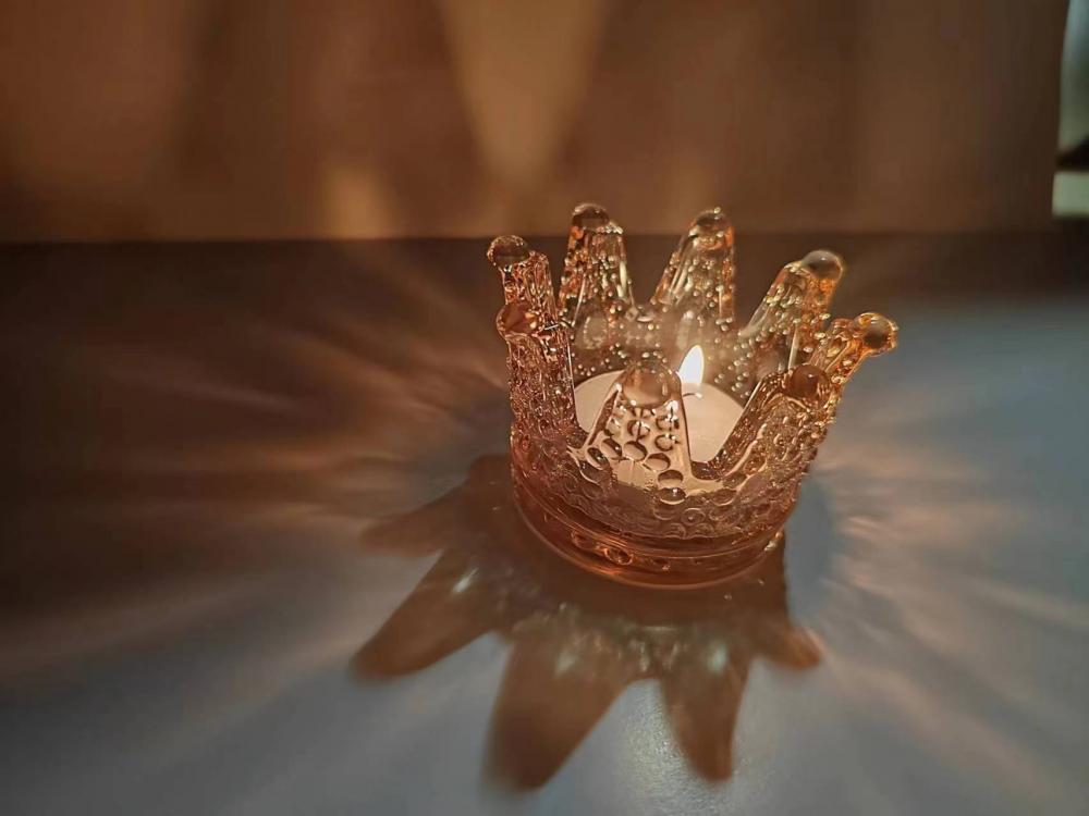 Вытанчаная шкляная карона ўладальніца свечак і святкаванне фестывалю