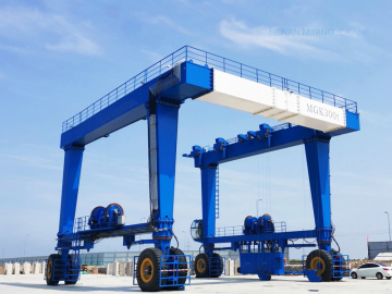 Port yard rubber tyred mobile crane