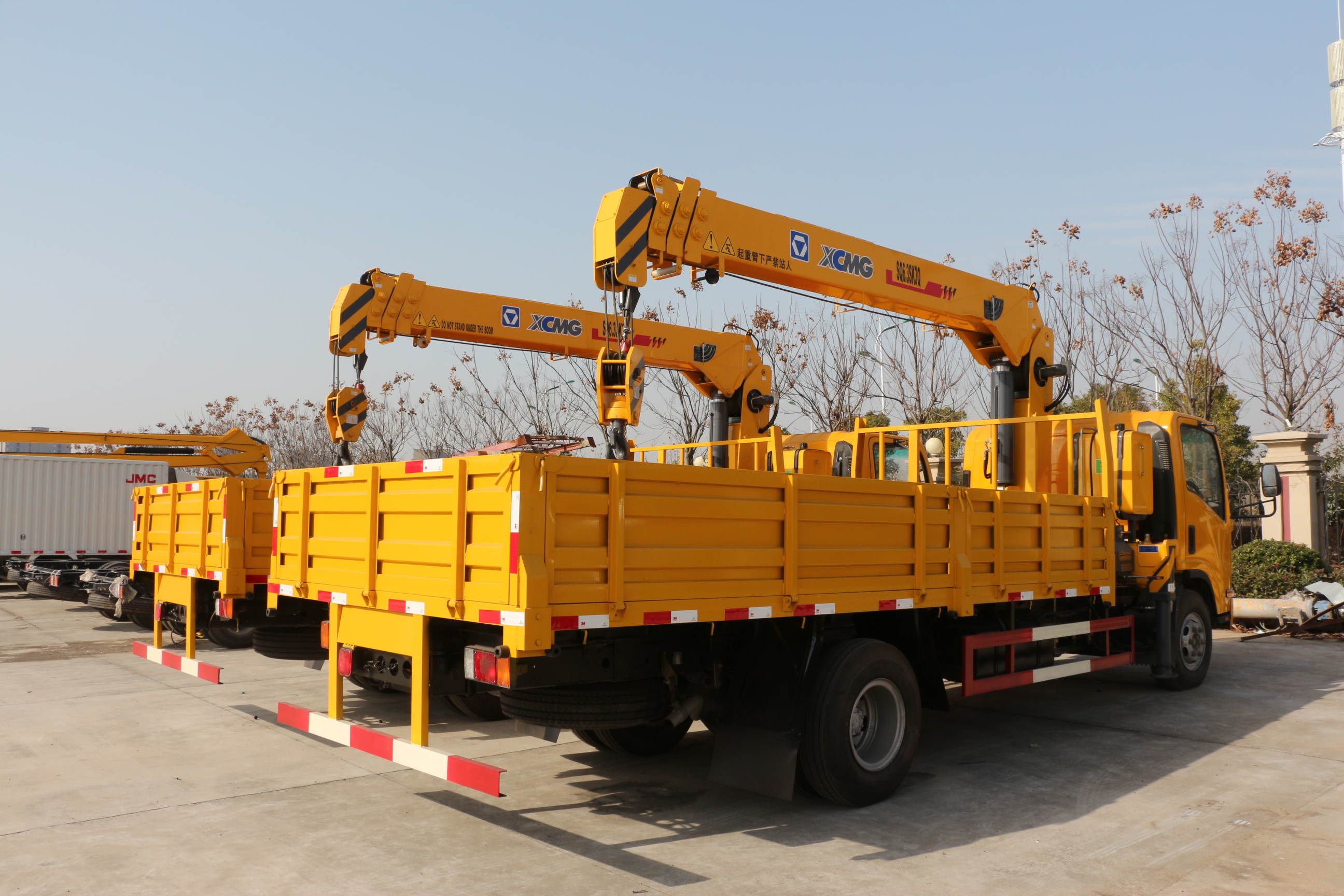 ISUZU euro 5 lifting truck mounted 8T crane