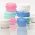 Frasco de creme cosmético com formato de cogumelo em várias cores