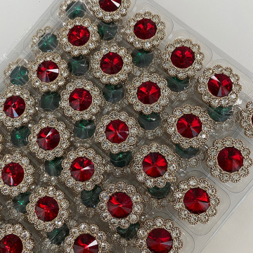 Fornitura di fabbrica: cappotto lavabile, maglione, abbottonatura di fiore in bottoni d'oro e argento di lusso con minteri di metallo