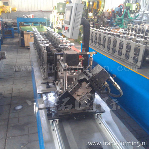 Metal omega channel roll forming machine