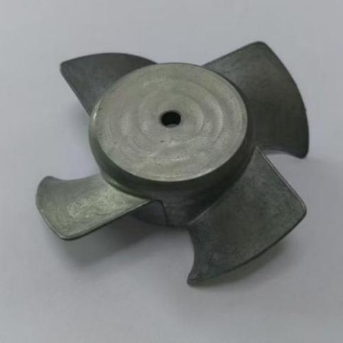 Тонкий лезвие вентилятора в легкой алюминиевой раме в легкой алюминиевой раме