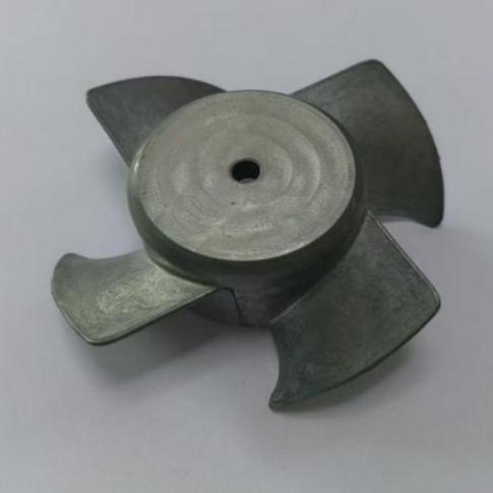 Тонкий лезвие вентилятора в легкой алюминиевой раме в легкой алюминиевой раме