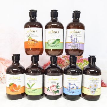 Donna che vende la vitamina C di vitamina C Acqua Rosa Care del viso idratante per il viso sbiancante