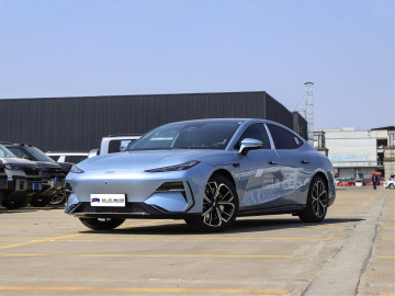 2025 Geely Galaxy E8 700 km Range 5 Seats Berlina