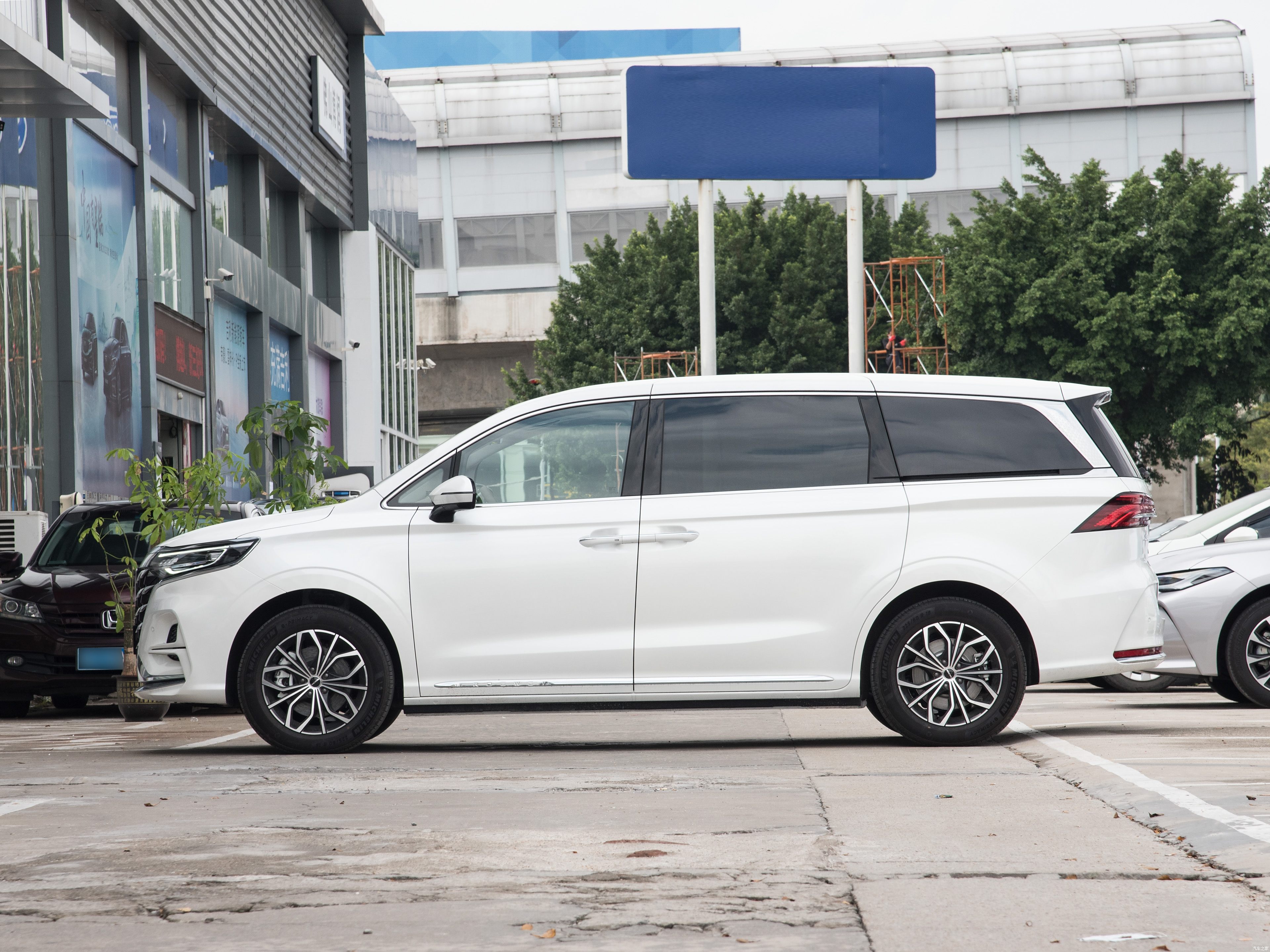 Roewe iMAX8: 550km Range Luxury MPV