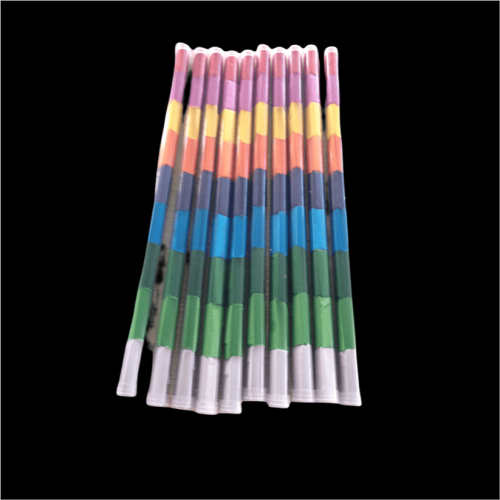 Diferentes embalagens de confetes de cores no tubo