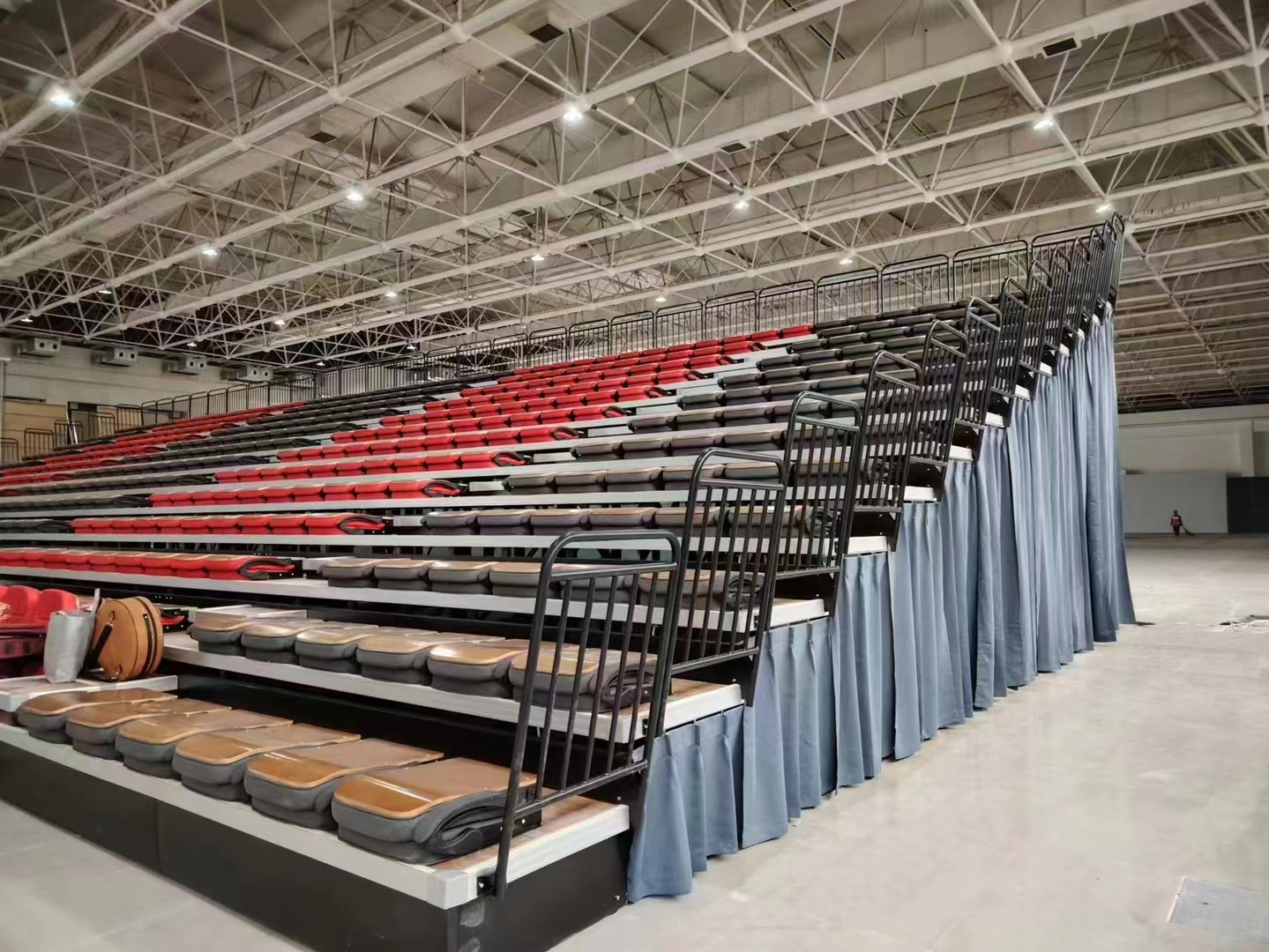 Manual soft seat telescopic bleacher