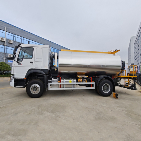 HOWO 4x2 Asphalt Distributor with 8cbm Capacity for Road Care