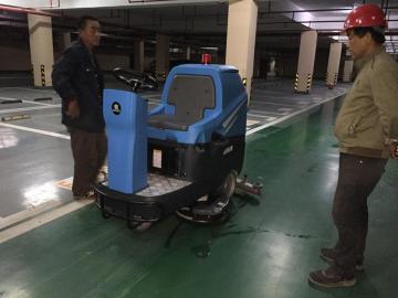Cleaning equipment ride floor scrubber