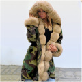 Le donne addensano il cappuccio del cappotto invernale caldo