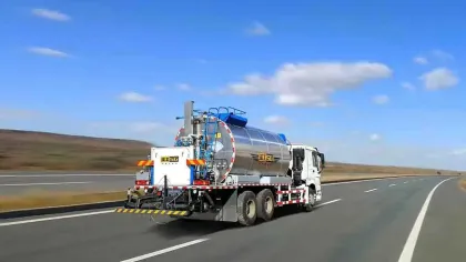 Synchronous Asphalt Gravel Chip Sealer Truck - 2.6m³ Road Asphalt Spreader Machinery