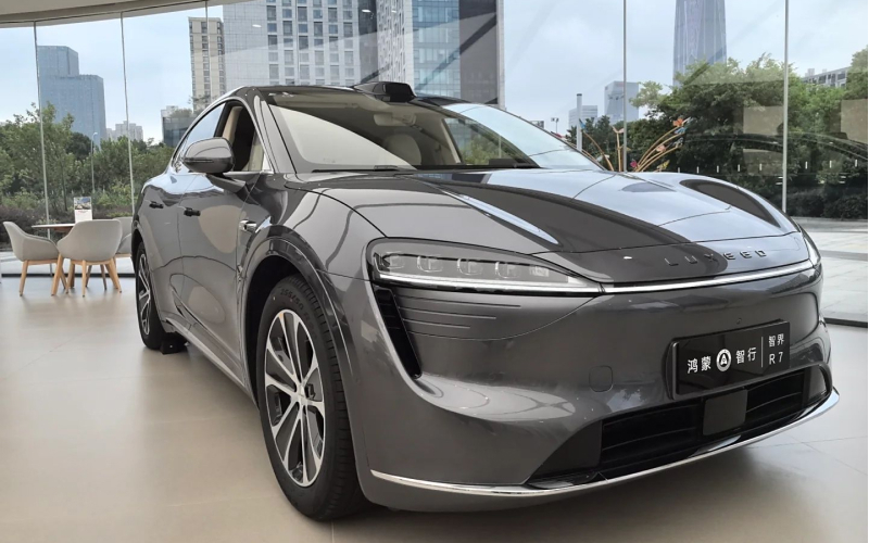 LUXEED R7