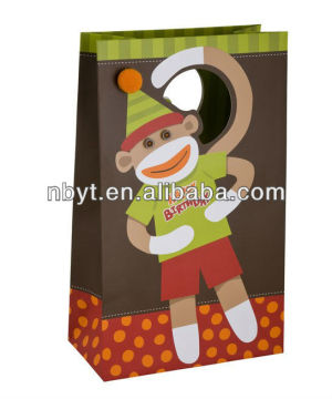 Papiergeschenkbeutel mit Loch zum Tragen von Geschenktüten