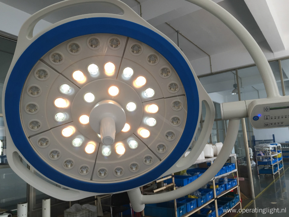 Shadowless round type surgical lamp