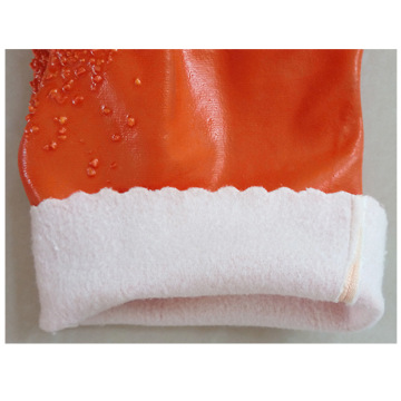 Guantes de pellet naranja para protección contra el frío.