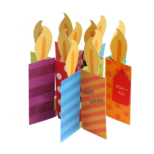 Tarjetas emergentes creativas de velas de cumpleaños coloridas con forma de