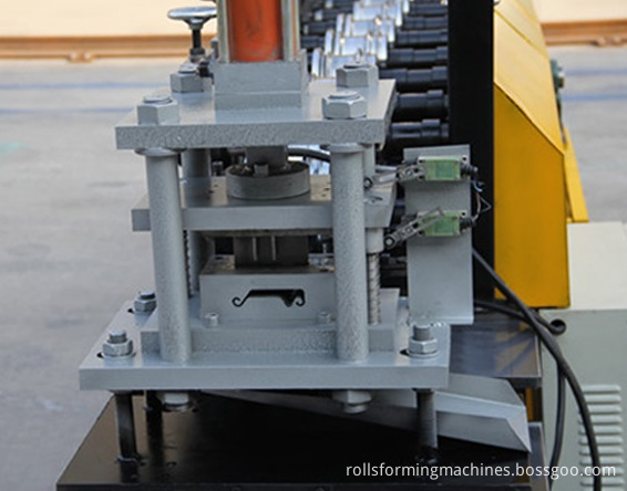 shearing system of shutter door machine