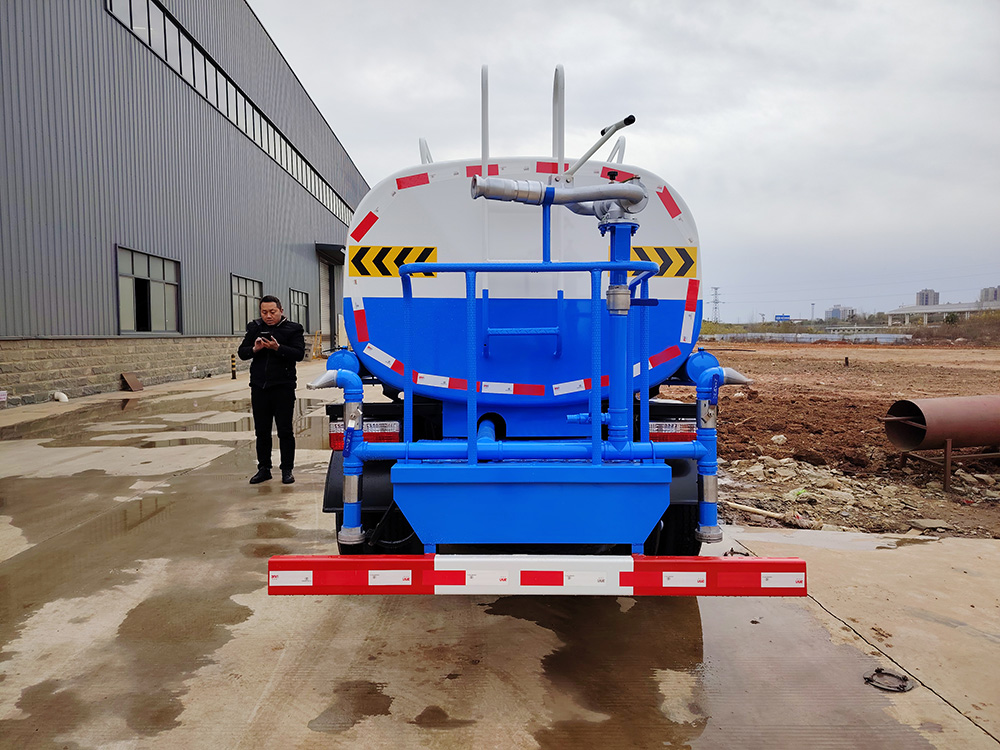 Dongfeng Euro III emission 5000L water tanker truck