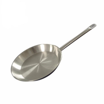 Padella padella in acciaio per cucinare patate