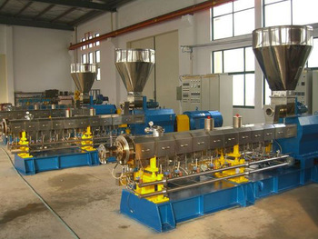 Twin screw extruder for plastic recycling