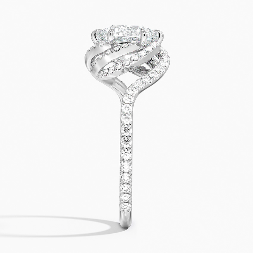 Side view ng twisted shank lab grown diamond ring na nagha-highlight sa tuluy-tuloy na pave diamond flow