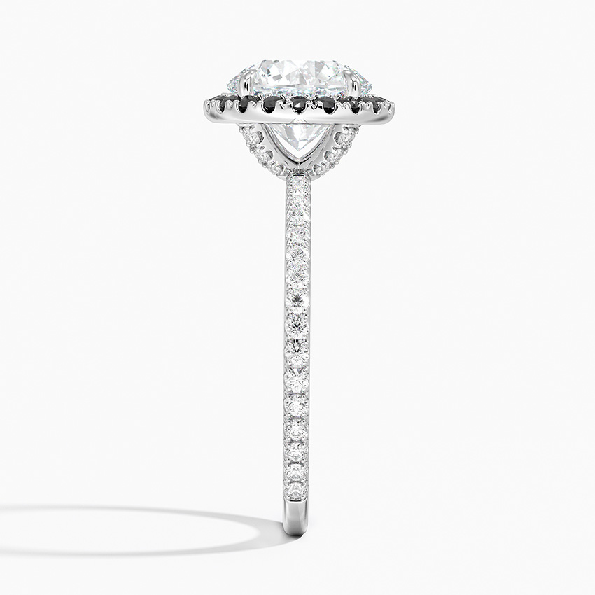 Direktang side view ng alternatibong black halo engagement ring na nagpapakita ng manipis na pave band profile