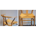 木製の高いスツールを木製のY字型の椅子