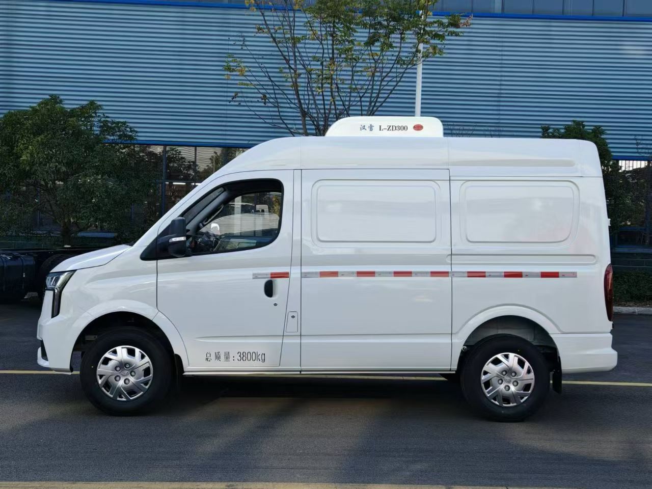MAXUS bread refrigerated van wide cab