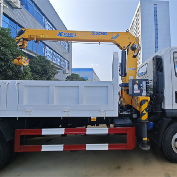 Powerful SINOTRUK 4x2 Truck Equipped with 3.2-Ton Telescopic Boom Crane