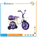 工場のプラスチック製の赤ちゃんの自転車