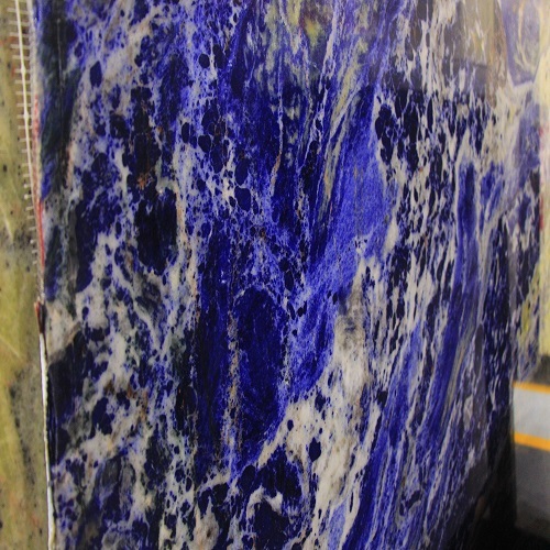 Lempengan batu sodalite biru besar