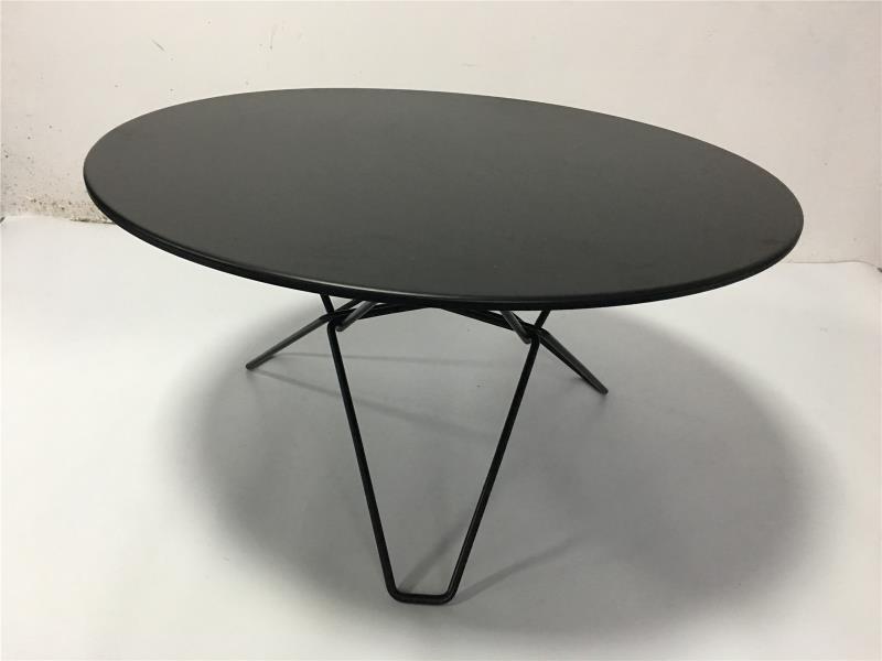 Czarny stolik kawy z drewnianką z regulowanymi stopami bez poślizgu, przemysłowym stołem końcowym