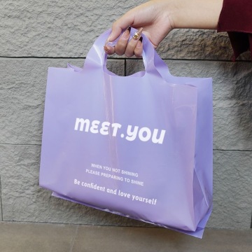 Sac en plastique coloré de shopping de mode