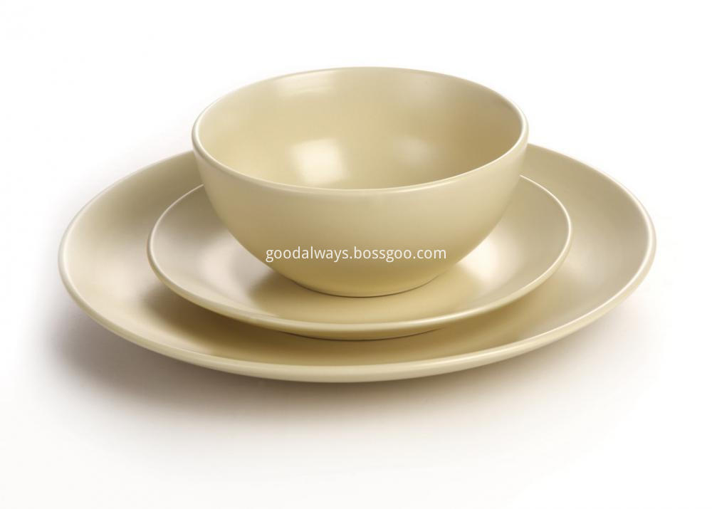 Cream Color dinnerware set Cream Color dinnerware set