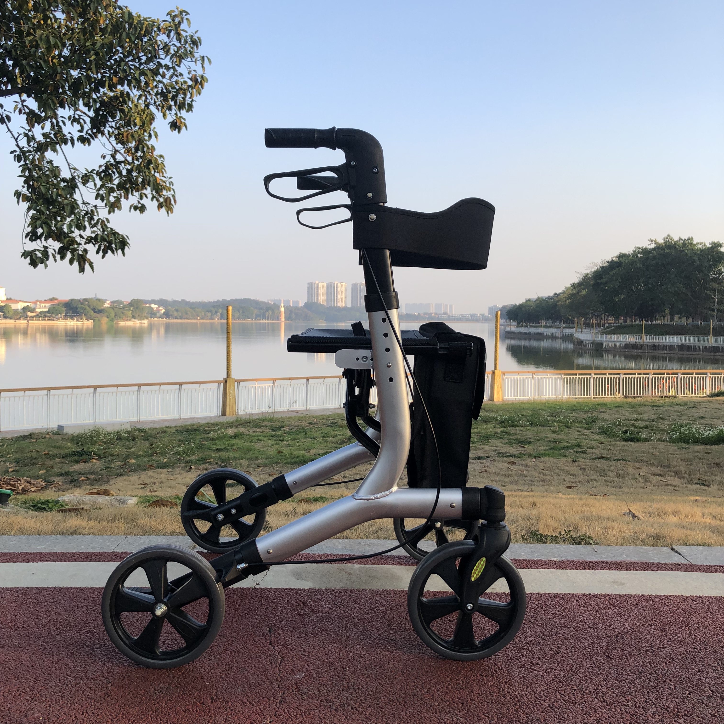 Modieuze lichtgewicht hete verkooprolator Standing Aluminium Walker voor oudere TRA14