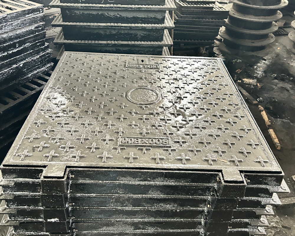 800x800 E600square manhole cover 1