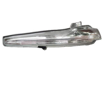 Factory Direct Sales Turn Signal Indicator Additional Right Turn Signal Light 0999060243 for Mercedes Benz V260