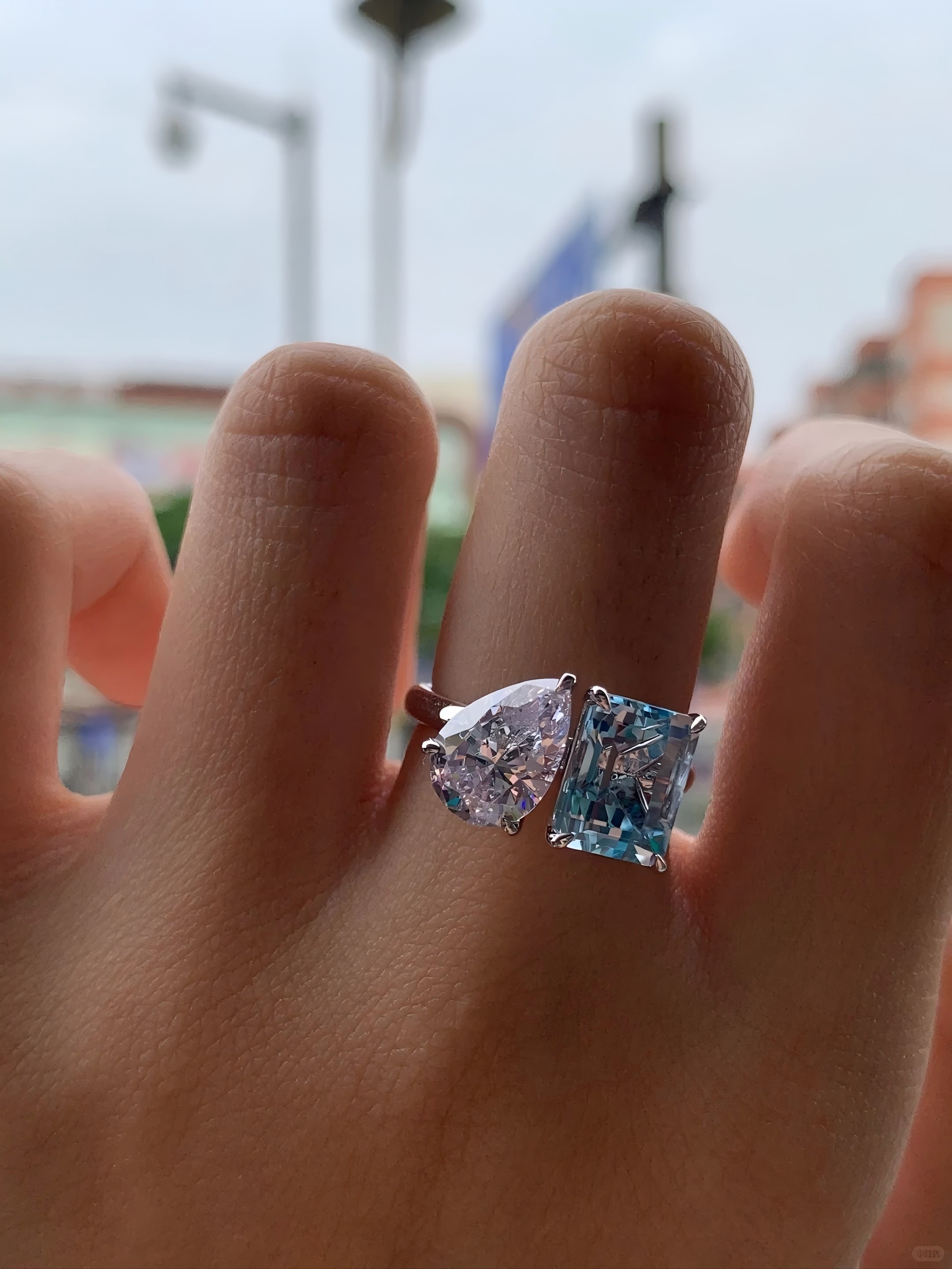 Anel Toi et Moi cultivado em laboratório com formas de diamante contrastantes em uma configuração de ouro personalizada