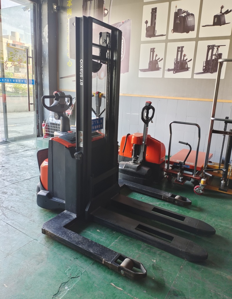 Electric stacker truck