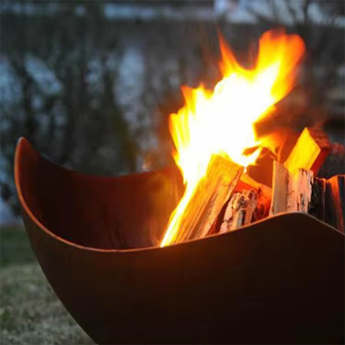 Morden rechteckige Holzfeuerstelle im Freien im Freien