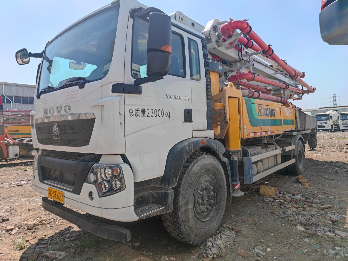 XCMG HB40V 40-meter concrete pump truck