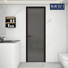 Baño exterior plano e interior con puerta abierta.